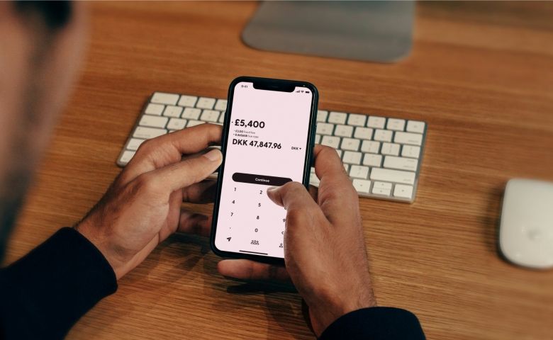 Perbandingan Menggunakan Bank vs Aplikasi Pihak Ketiga