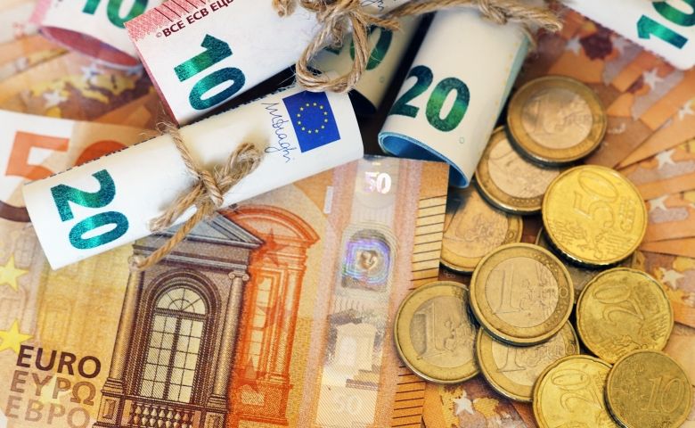 Perbedaan Euro dengan Dolar dan Poundsterling