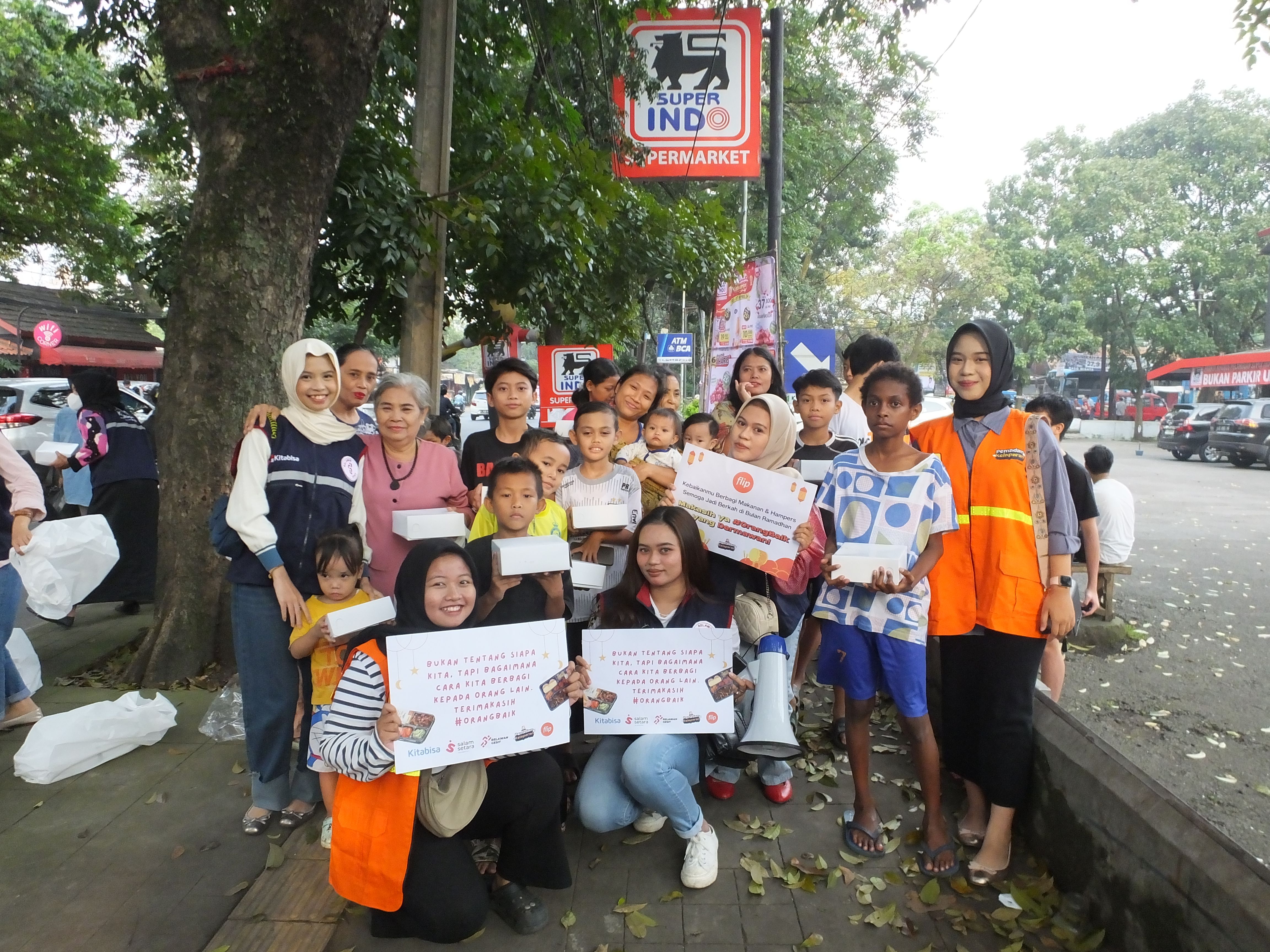 Berbagi Paket Makanan & Hampers Gratis Ramadhan 2024